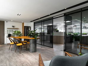 通透协作，高效节能 办公室采用玻璃隔断的四大核心优势